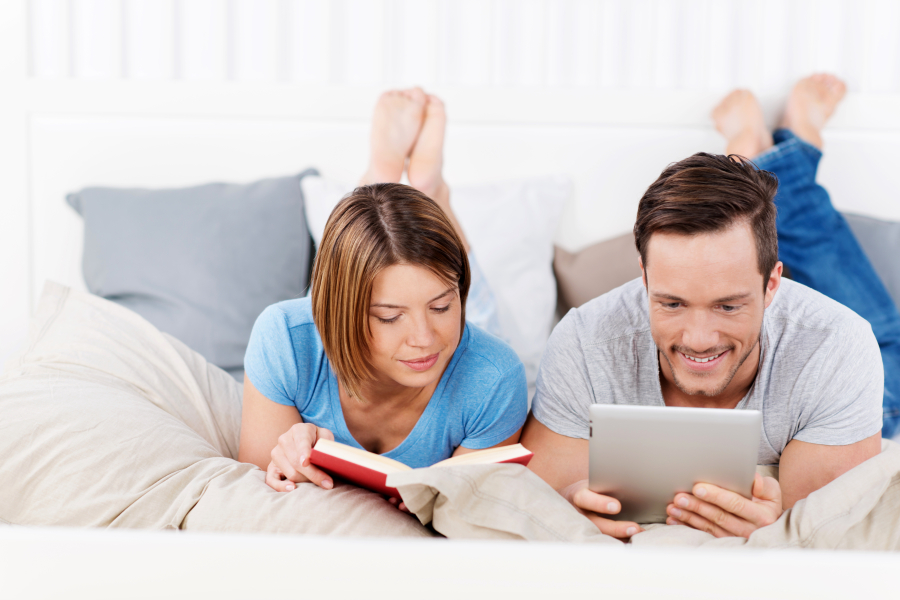 couple sur lit matelas 